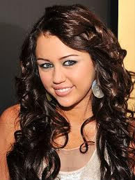 De quelle couleur son les cheveux de Miley ?