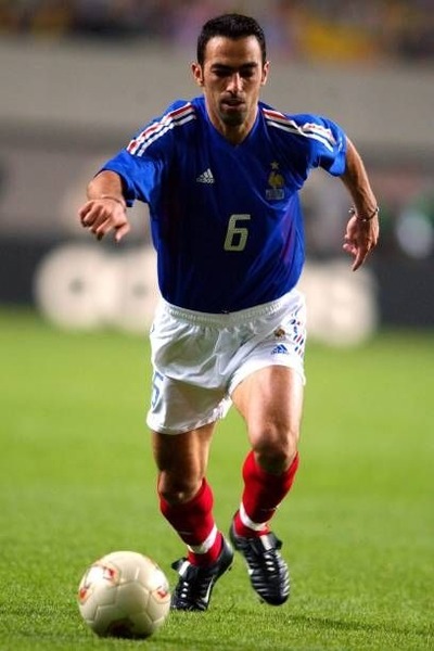 Il a participé aux 3 matchs des Bleus durant le Mondial 2002.