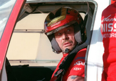 Dans quelle équipe se trouve Johnny Hallyday en participant au Paris-Dakar en 2002 ?