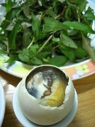 Quelle propriété attribue-t-on au balut, ou Hột vịt lộn, cet oeuf incubé dans lequel le foetus est déjà formé ?