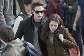 Quand Bella rencontre Edward pour la 1ère fois, il a les yeux :