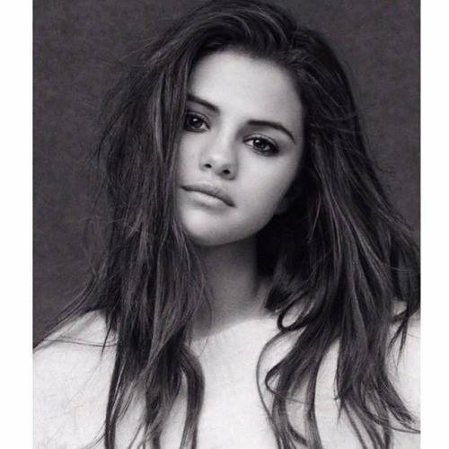Selena melyik zenéjéből vett részletnek a címe?"You know it's constantly replaying, staying on my mind"