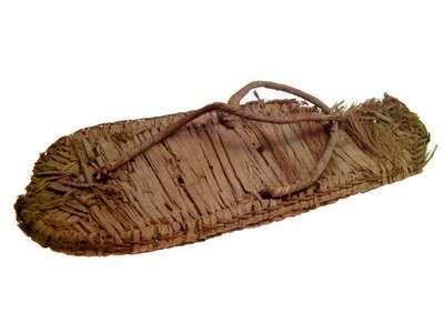 La sandale a était inventé par les ------- au alentours de 3 000 ans av. J.-C.
