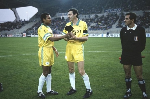 En octobre 1990, il dispute sa première rencontre avec l'équipe première de Nantes. L'adversaire est Brest et il s'agit d'un match.....