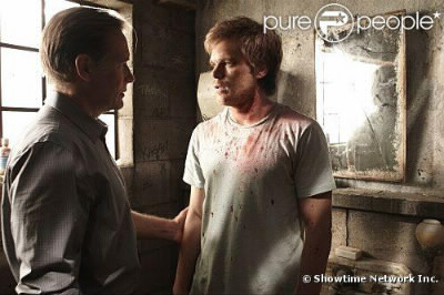 Comment meurt le père de Dexter, Harry Morgan ?