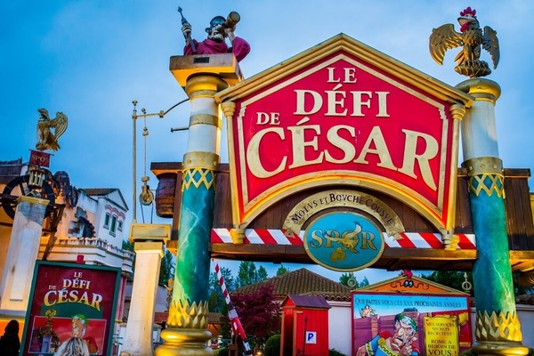 Quelle est l'histoire de l'attraction "Le Défi de César" ?
