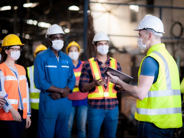 Il supervise le travail d'un goupe d'ouvriers, c'est le ?