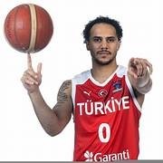 Est-ce que Shane Larkin joue dans l'une des deux équipes ?
