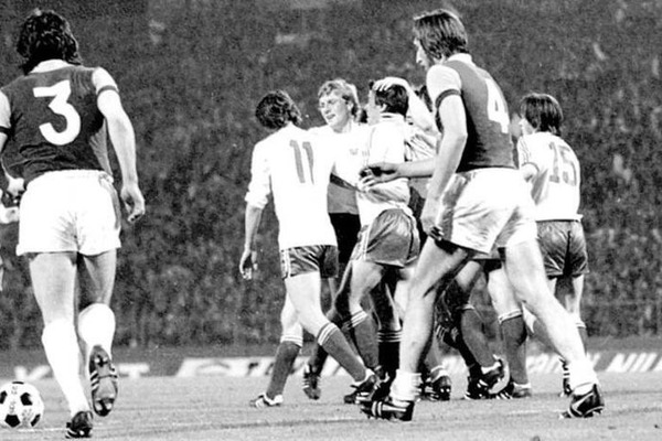 En 1976, contre quelle équipe les Hammers ont-ils perdu la finale de la Coupe des Vainqueurs de Coupe ?
