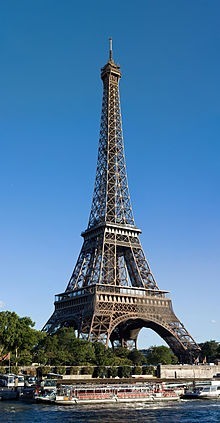 La tour Eiffel est située à Paris dans le ...