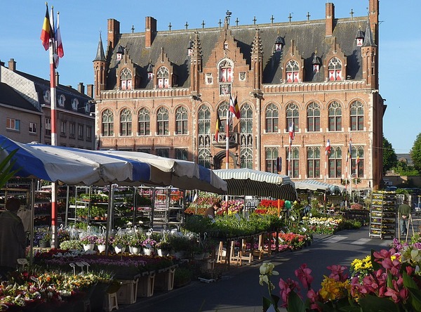 Quelle ville belge abrite un des principaux producteurs européens de drapeaux ?