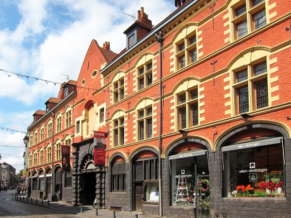 Quelle comtesse a fait édifier à Lille un hospice pour indigents, actuellement Musée de l'Hospice ?