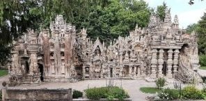 Chef-d'œuvre de l'architecture naïve, le Palais idéal est un monument construit à _____ par le facteur Ferdinand Cheval :