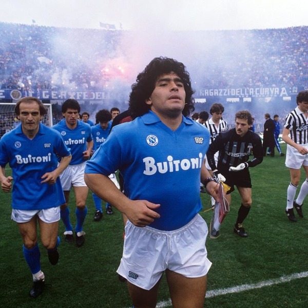 Avant de porter son nom aujourd'hui, quel stade Napolitain a vu les exploits de Diego Maradona ?