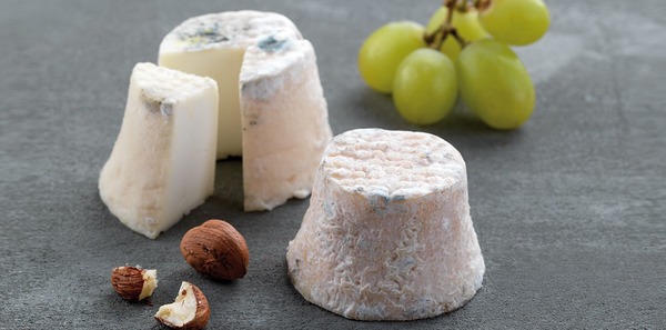 Idéal en apéritif, ce fromage a la particularité d’être fabriqué dans un moule spécifique de la taille d’un bouchon de barrique à vin. C'est...