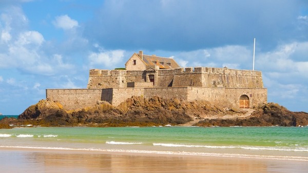 Le Fort National est un bastion situé sur une île de Saint-Malo. L'île est accessible à marée basse. Le fort fait l’objet d’un classement au titre des monuments historiques depuis mai ...