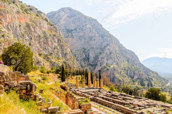 Au pied de quel massif de Grèce, considéré dans l’Antiquité comme la montagne des muses, le site de Delphes est-il situé ?