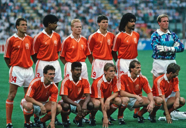 Après avoir manqué les éditions de 1982 et 1986, les hollandais champions d'Europe participent au Mondial italien de 1990. Quelle équipe ne figure pas dans leur groupe de poules ?
