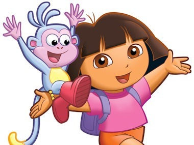 Quelle est la personne qui accompagne Dora ?