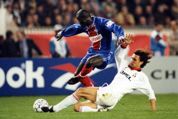 En 1995, à quel stade de la compétition le PSG est-il éliminé par l'AC Milan ?