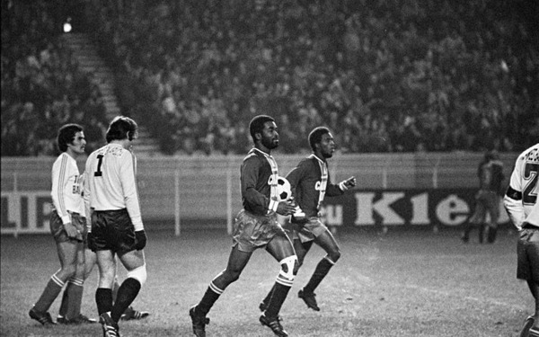 Qui est le premier joueur africain a avoir joué au PSG ?