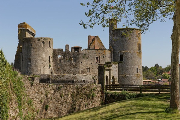 Lequel de ces châteaux a été construit pendant le Moyen Âge ?