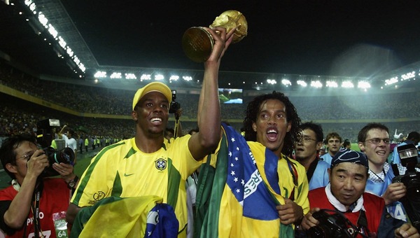 Ronnie ne participe pas à la finale du Mondial 2002 qui voit la victoire du Brésil.