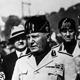 Au début de la guerre, l’Italie était menée par le dictateur Benito Mussolini.