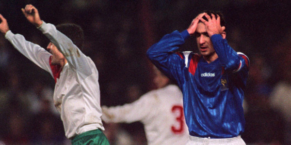 C'est terminé, les Bleus ne participeront pas au Mondial de 1994. Quel joueur prendra dans la foulée sa retraite internationale ?