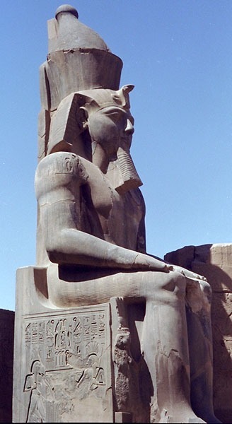 Quel pharaon a été surnommé le "Bâtisseur" ?
