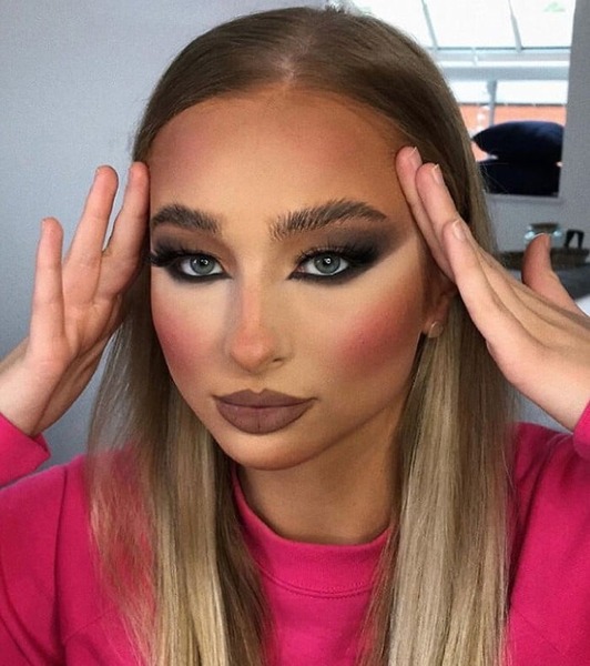 Quelqu'un qui a abusé du maquillage est maquillé comme....