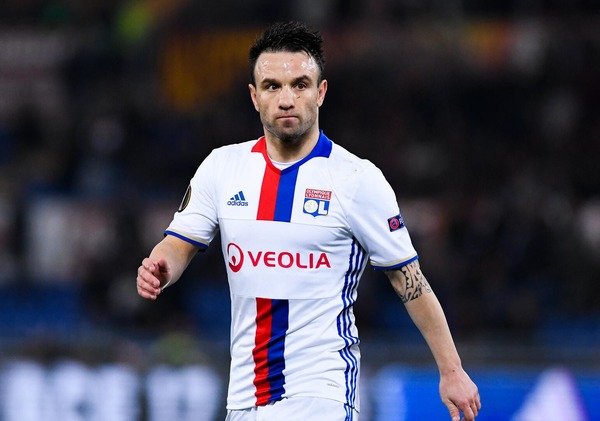 Après deux années à l'OL, il quitte Lyon en 2017 pour rejoindre.....