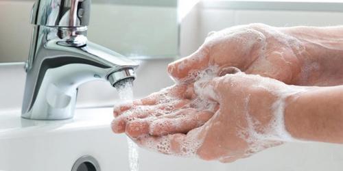 Il faut se laver les mains au moins 10 fois par jour pour éviter la propagation du virus. Combien de fois dans une journée une famille de 5 personnes devrait ouvrir le robinet d'eau pour se laver les mains ?