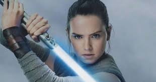 Quel est le nom de l'actrice qui joue le personnage Rey Skywalker ?
