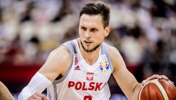 Który polski koszykarz jest na zdj ?