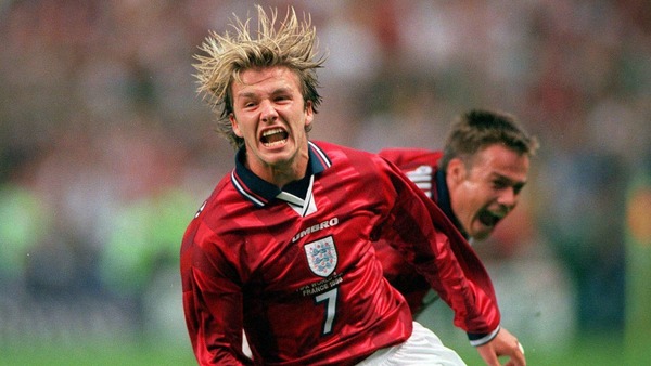 De quelle manière l'anglais David Beckham a-t-il inscrit un but face à la Colombie ?