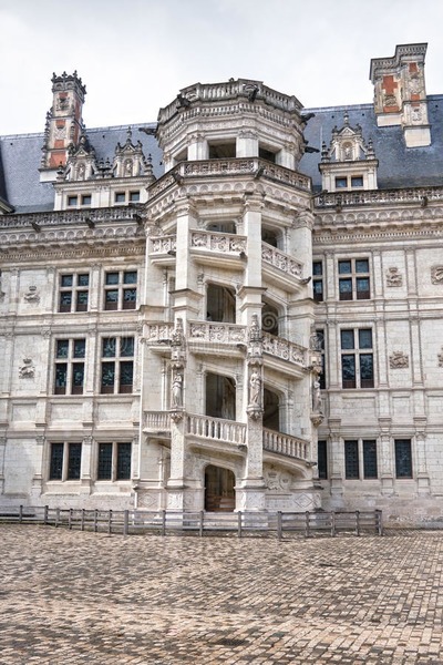 Dans lequel de ces châteaux de la Loire trouve-t-on cet escalier ?