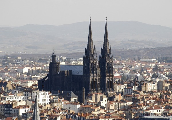Pourquoi la cathédrale de Clermont-Ferrand est-elle noire ?