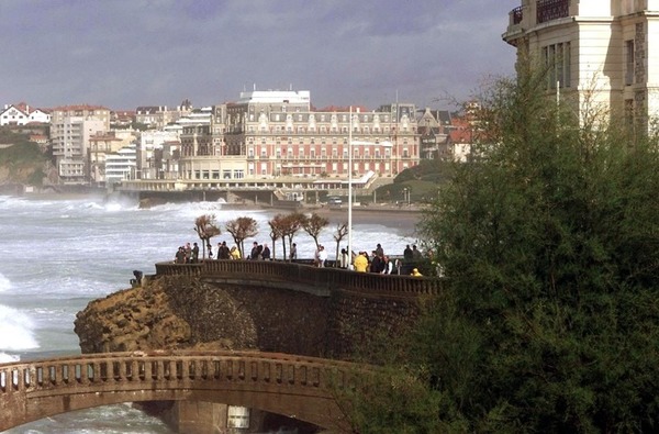 En quelle année le tourisme balnéaire est-il devenu une institution à Biarritz ?