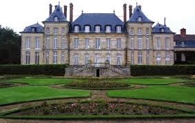 Il est célèbre pour sa "Galerie des Illustres". Il date du XVIe siècle. Il est situé dans le Loir-et-Cher à une dizaine de kilomètres au sud de Blois. Voici le château de…