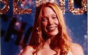 Quel acteur a fait ses débuts au cinéma dans "Carrie au bal du diable" en 1976 ?
