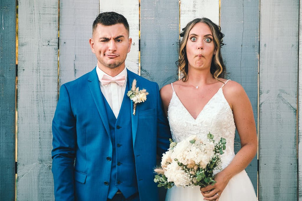 En France, la mariée doit obligatoirement porter le nom de famille de son époux.