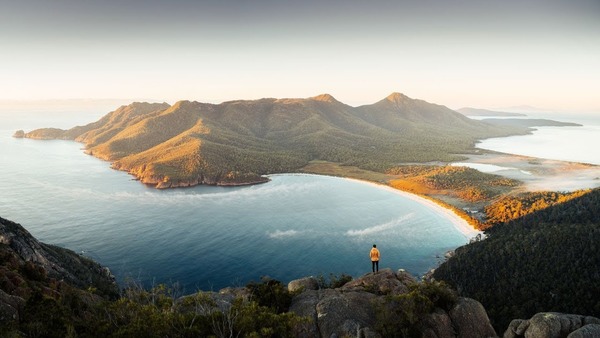 À quel pays est rattachée la Tasmanie et ses mille petites îles ?