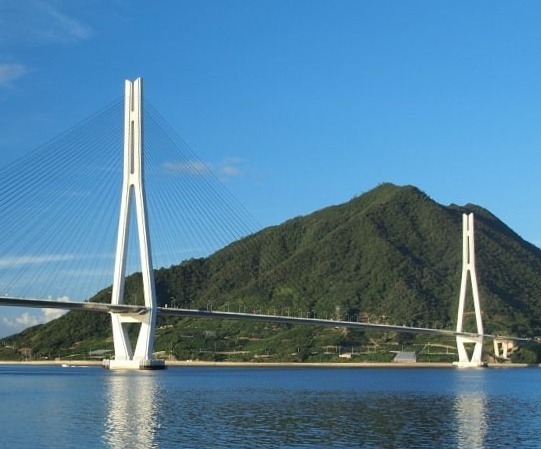 Dans quel pays le pont de Tatara, long de 1 480 m, a-t-il été construit ?