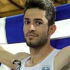 Ce Grec est champion olympique, il lui manqué le titre mondial sur le saut en longueur, voilà c'est fait.