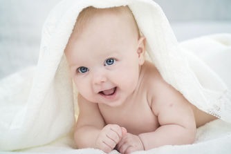 Les bébés ont beaucoup plus d’os que les adultes ?