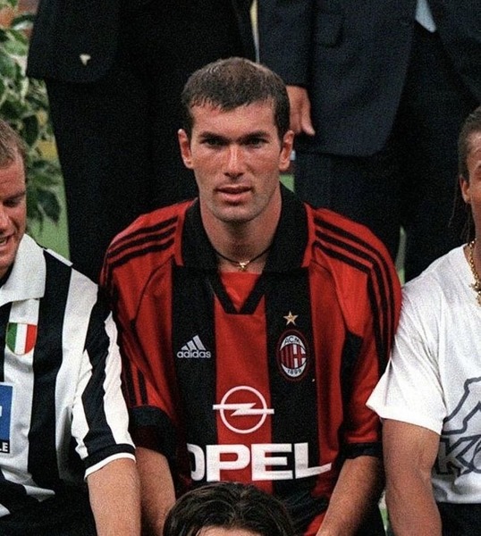 Question Bonus : Zinédine Zidane a été à la fin des années 90, l'une des stars de l'AC Milan.