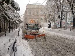 Quelle substance utilise-t-on souvent pour faire rapidement fondre la neige sur les routes ?