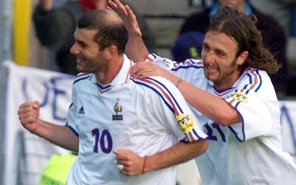 Lors de l'Euro 2000, contre quelle équipe Zinédine Zidane a-t-il inscrit un coup-franc direct ?
