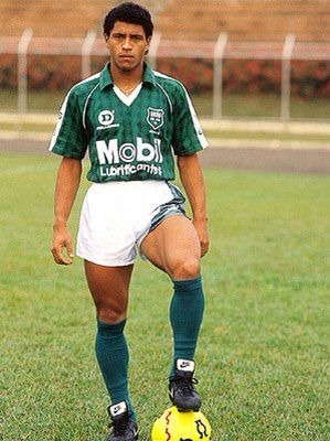Quel est ce club brésilien dans lequel il débute dès ses 16 ans ?